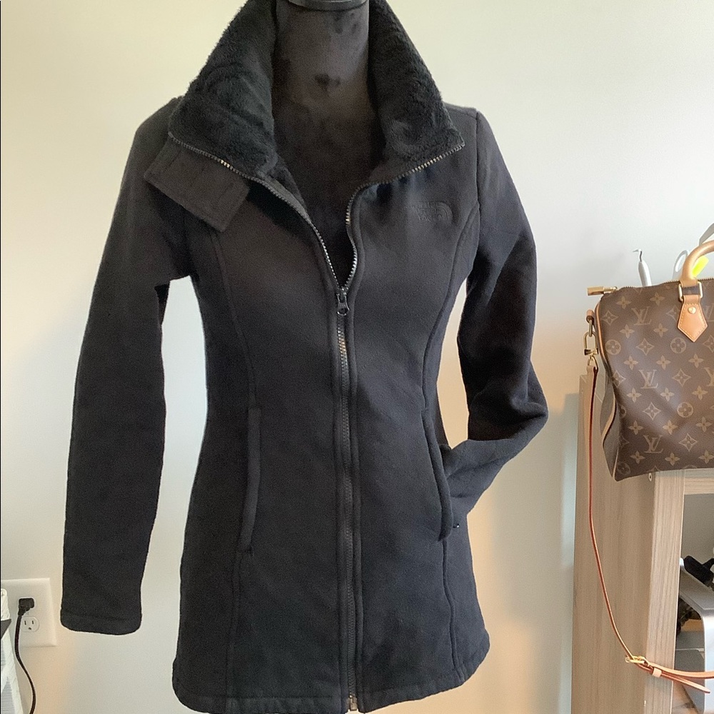 Black north face coat with soft fur